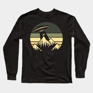 Retro vintage alien ufo mountains Long Sleeve T-Shirt